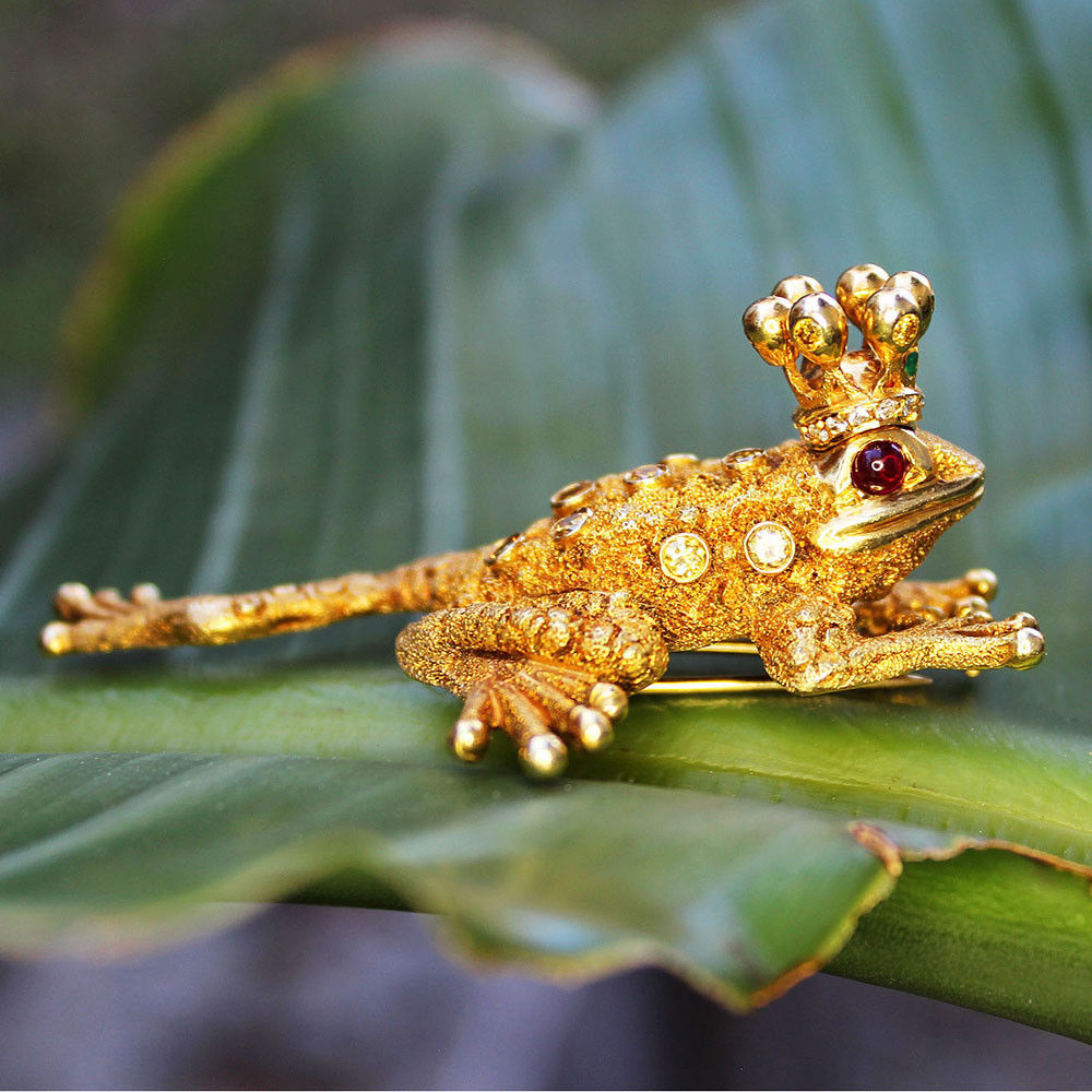 Zadora Frog Prince Brooch 18kt Gold with

Fancy Yellow Diamond’s, Rubies & Emerald Crown