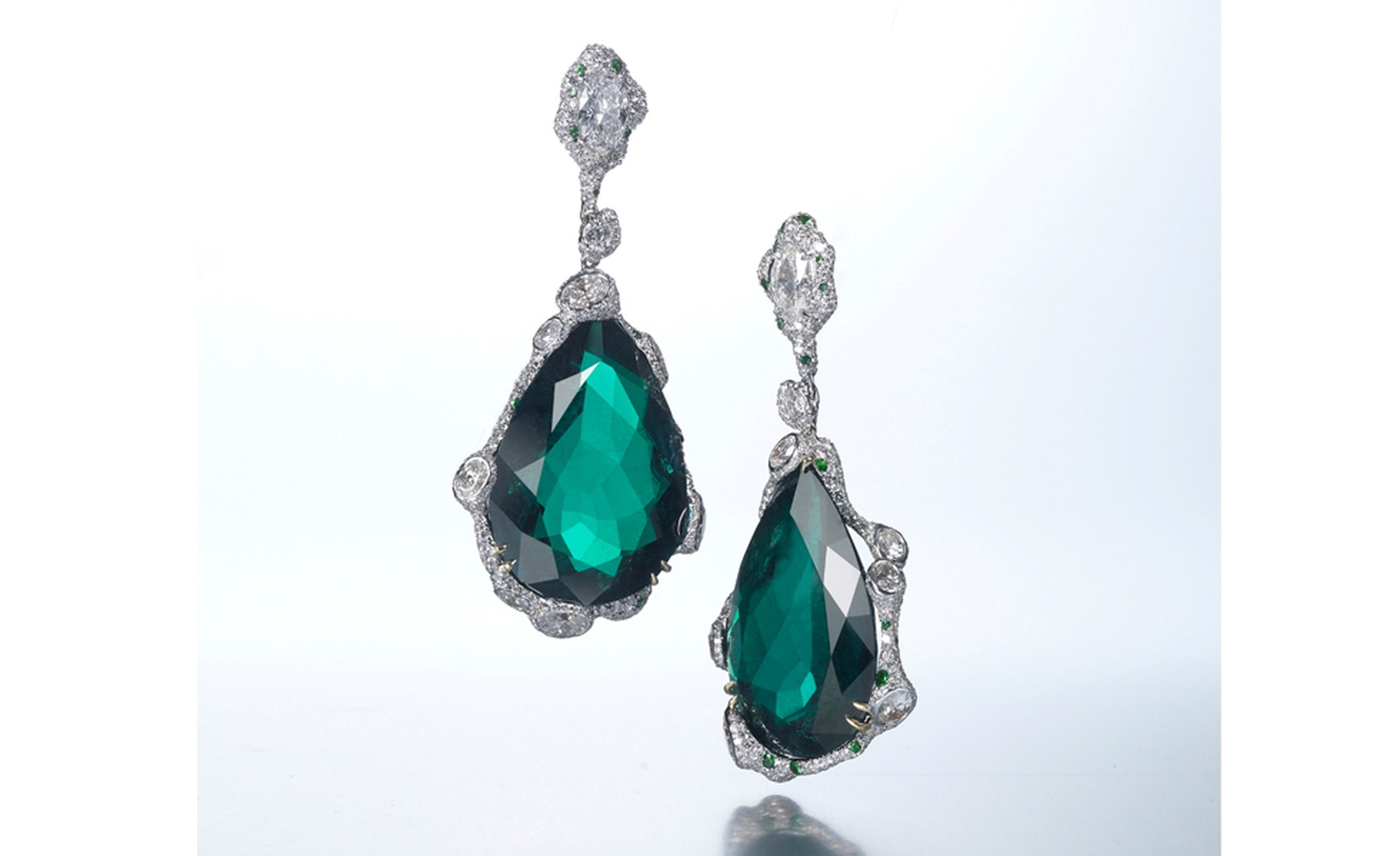 CINDY CHAO, The Art Jewel, Black Label Masterpiece Emerald Drop Earrings. Drop earrings with emerald (63cts) highlighted by diamonds set in 18kt white gold.