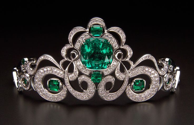 The famous Moreira tiara featuring one of the largest jewelry quality emeralds ever found
