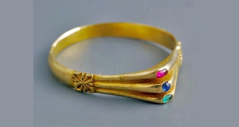 Medieval gold ring with triple kitten. 13th century.