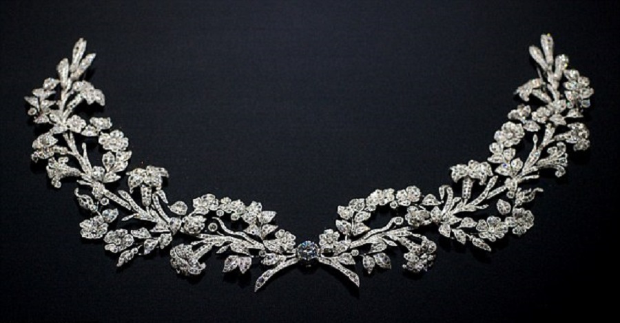 An Exquisite Garland Style Necklace