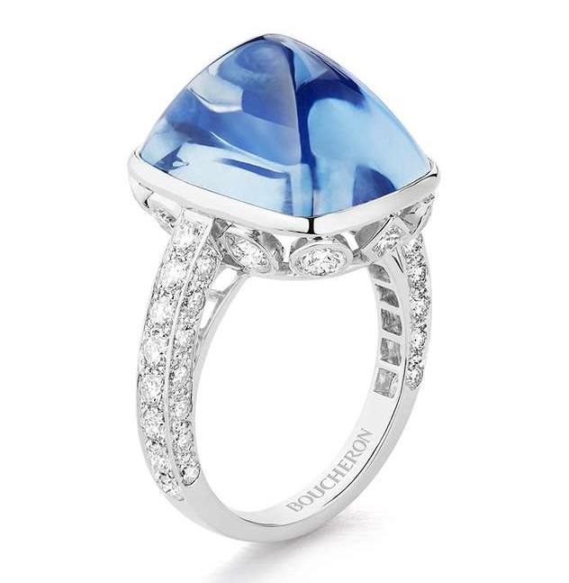 JOYA Ring set with a 19,92 ct Ceylon sugar-loaf cabochon sapphire and diamonds, paved with diamonds, on white gold.