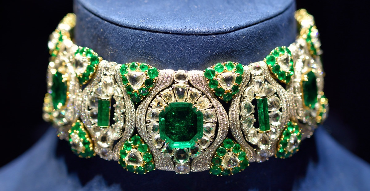 Chopard Choker with diamonds and emeralds