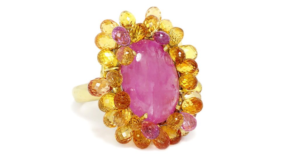 Vintage Oval Cabochon Ruby Ring with Briolette Sapphire’s in 18kt Yellow Gold 27.00ctw