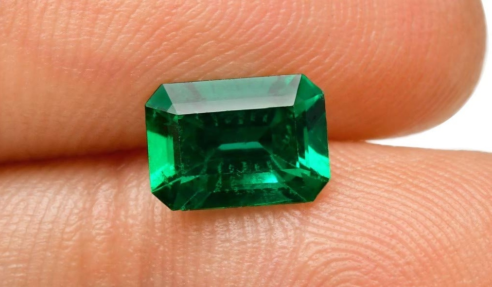 1.32Cts Green Emerald Loose Gemstone Emerald Cut Gubelin Certified
